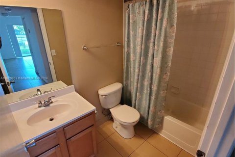 Condo in Tamarac, Florida, 2 bedrooms  № 1241806 - photo 3