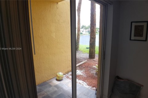 Condo in Tamarac, Florida, 2 bedrooms  № 1241806 - photo 12