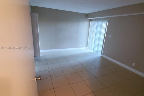 Condo in Tamarac, Florida, 2 bedrooms  № 1241806 - photo 5