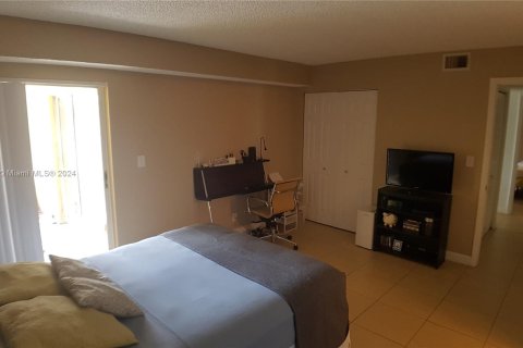 Condo in Tamarac, Florida, 2 bedrooms  № 1241806 - photo 25