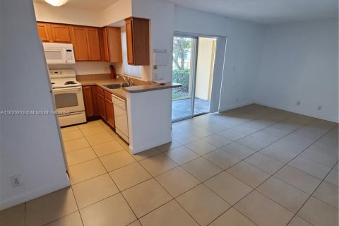 Condo in Tamarac, Florida, 2 bedrooms  № 1241806 - photo 8