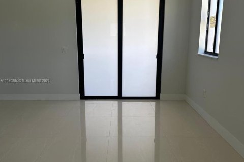 Casa en venta en Miami, Florida, 6 dormitorios, 102.84 m2 № 1241807 - foto 16