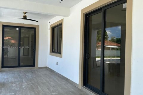 Casa en venta en Miami, Florida, 6 dormitorios, 102.84 m2 № 1241807 - foto 9