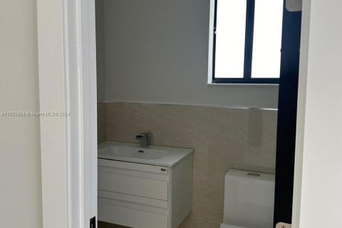 Casa en venta en Miami, Florida, 6 dormitorios, 102.84 m2 № 1241807 - foto 12