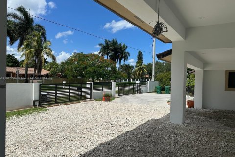 Casa en venta en Miami, Florida, 6 dormitorios, 102.84 m2 № 1241807 - foto 6