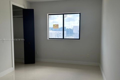 Casa en venta en Miami, Florida, 6 dormitorios, 102.84 m2 № 1241807 - foto 13