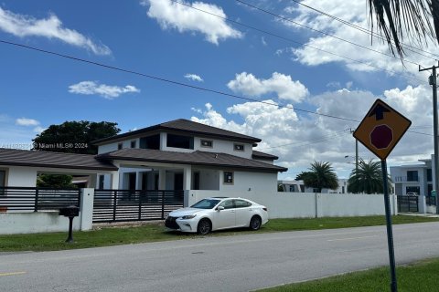 Casa en venta en Miami, Florida, 6 dormitorios, 102.84 m2 № 1241807 - foto 3