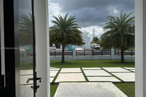 Casa en venta en Miami, Florida, 6 dormitorios, 102.84 m2 № 1241807 - foto 27