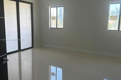 Casa en venta en Miami, Florida, 6 dormitorios, 102.84 m2 № 1241807 - foto 22