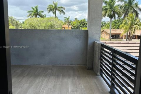 Casa en venta en Miami, Florida, 6 dormitorios, 102.84 m2 № 1241807 - foto 23