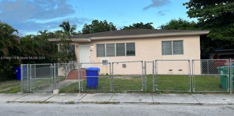 Commercial property in Miami, Florida 192.87 sq.m. № 1227522