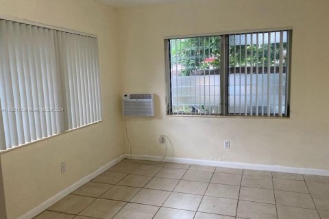 Immobilier commercial à vendre à Miami, Floride: 122.63 m2 № 1227521 - photo 6