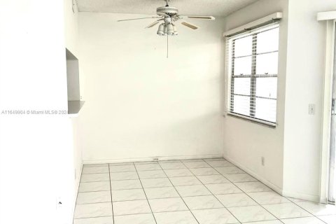 Copropriété à vendre à Pembroke Pines, Floride: 1 chambre, 78.04 m2 № 1332235 - photo 18