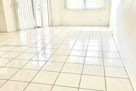 Copropriété à vendre à Pembroke Pines, Floride: 1 chambre, 78.04 m2 № 1332235 - photo 1