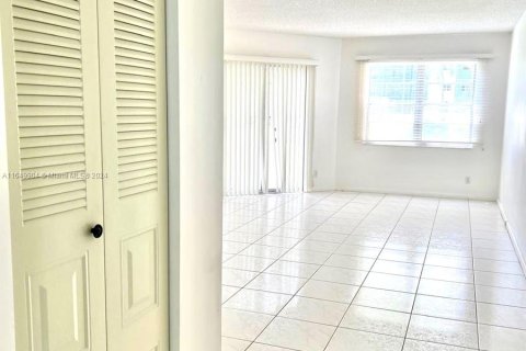 Condominio en venta en Pembroke Pines, Florida, 1 dormitorio, 78.04 m2 № 1332235 - foto 15