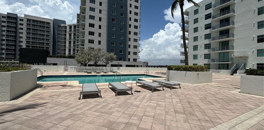 Condominio en Hollywood, Florida, 2 dormitorios  № 1396285