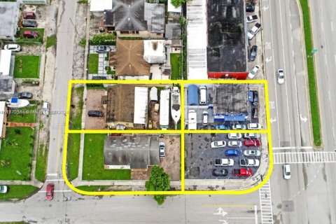 Propiedad comercial en venta en Hialeah, Florida № 1396240 - foto 9