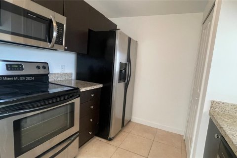 Condo in Miami, Florida, 2 bedrooms  № 1390004 - photo 19