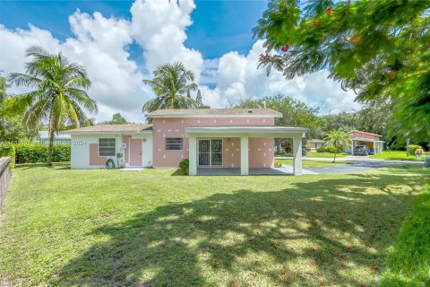 House in Coral Gables, Florida 3 bedrooms, 133.04 sq.m. № 1377534 - photo 3