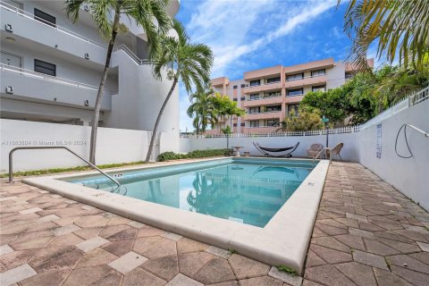 Condo in Miami Beach, Florida, 2 bedrooms  № 1377537 - photo 29