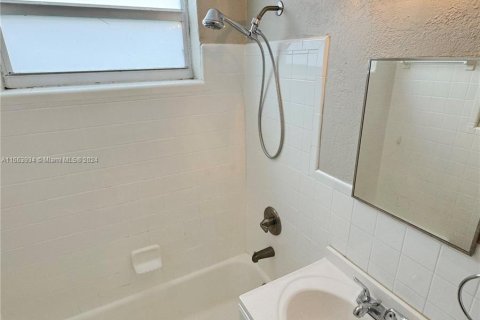 Condo in Miami Beach, Florida, 1 bedroom  № 1377581 - photo 17