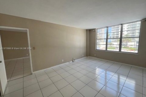 Condo in Miami Beach, Florida, 2 bedrooms  № 1389797 - photo 13