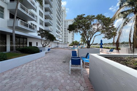 Condo in Miami Beach, Florida, 2 bedrooms  № 1389797 - photo 21