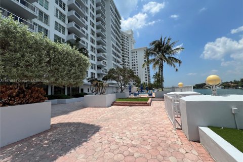 Condo in Miami Beach, Florida, 2 bedrooms  № 1389797 - photo 29