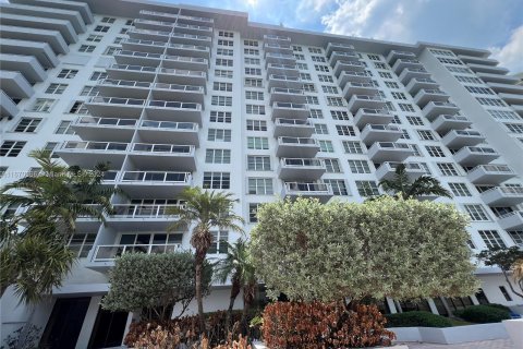 Condo in Miami Beach, Florida, 2 bedrooms  № 1389797 - photo 28