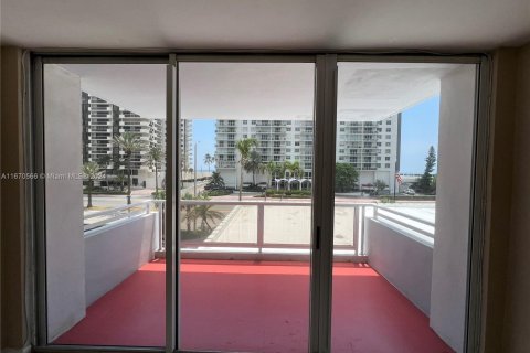 Condo in Miami Beach, Florida, 2 bedrooms  № 1389797 - photo 4