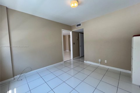 Condo in Miami Beach, Florida, 2 bedrooms  № 1389797 - photo 10