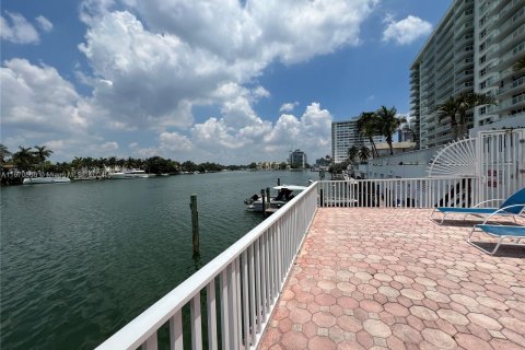 Condo in Miami Beach, Florida, 2 bedrooms  № 1389797 - photo 25