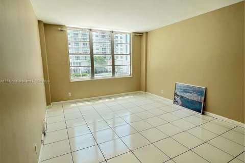 Condo in Miami Beach, Florida, 2 bedrooms  № 1389797 - photo 12