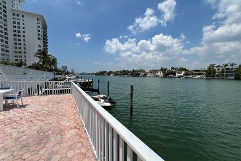 Condo in Miami Beach, Florida, 2 bedrooms  № 1389797 - photo 26