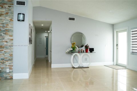 House in Miami, Florida 4 bedrooms, 167.22 sq.m. № 1241880 - photo 14