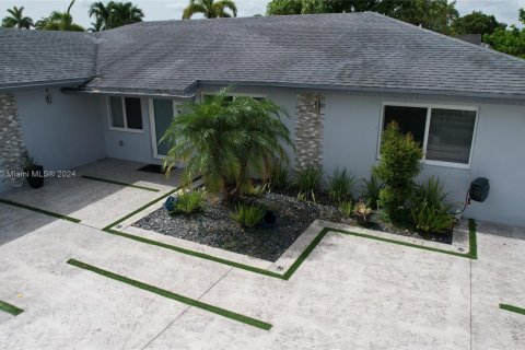 House in Miami, Florida 4 bedrooms, 167.22 sq.m. № 1241880 - photo 22