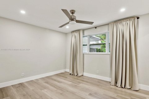 House in Wilton Manors, Florida 4 bedrooms, 179.39 sq.m. № 1333352 - photo 18