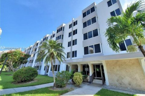 Condo in Sunny Isles Beach, Florida, 1 bedroom  № 1351671 - photo 1