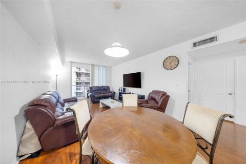 Condo in Miami, Florida, 2 bedrooms  № 1345301 - photo 6