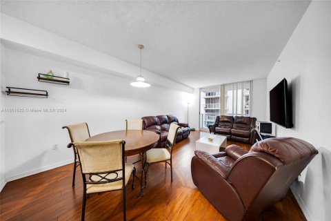 Condo in Miami, Florida, 2 bedrooms  № 1345301 - photo 2