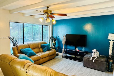 House in Hollywood, Florida 3 bedrooms, 143.07 sq.m. № 1333240 - photo 16