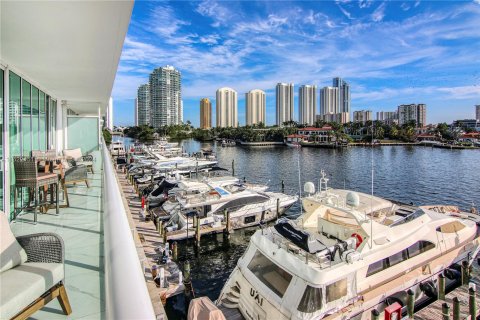 Condo in Sunny Isles Beach, Florida, 3 bedrooms  № 1269251 - photo 1