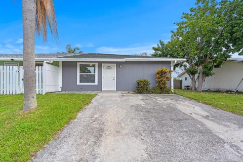 Villa ou maison à vendre à Stuart, Floride: 2 chambres, 96.99 m2 № 1096503 - photo 2