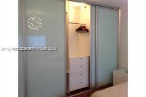 Condo in Miami Beach, Florida, 1 bedroom  № 1402684 - photo 11