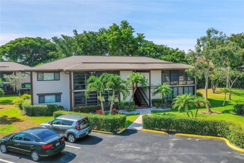 Condo in Tamarac, Florida, 1 bedroom  № 1212060 - photo 1