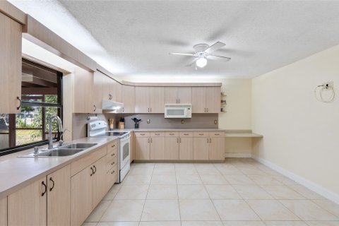 House in Margate, Florida 5 bedrooms, 158.58 sq.m. № 1047991 - photo 19