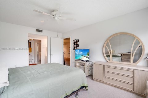 Condo in Pembroke Pines, Florida, 1 bedroom  № 1394297 - photo 17