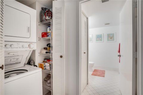 Condo in Pembroke Pines, Florida, 1 bedroom  № 1394297 - photo 15