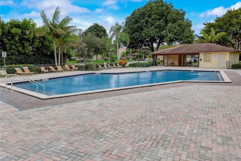 Condo in Pembroke Pines, Florida, 1 bedroom  № 1394297 - photo 26