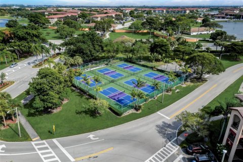 Condo in Pembroke Pines, Florida, 1 bedroom  № 1394297 - photo 24